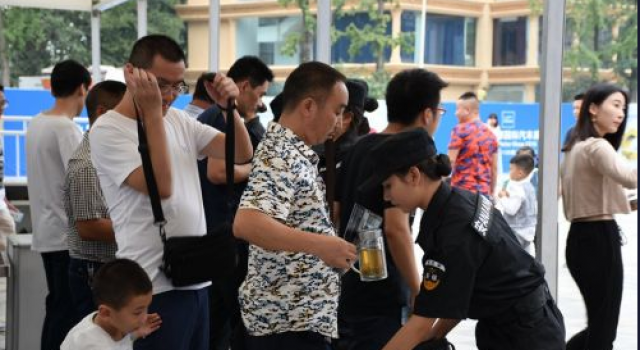 男子乘地铁投诉女安检袭胸摸臀 骂其太不要脸