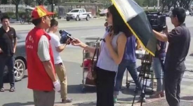 厦门女记者遭停职 因戴墨镜打伞采访志愿者被质疑
