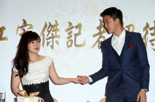 福原爱江宏杰狂晒恩爱 结婚发布会后日常洒狗粮