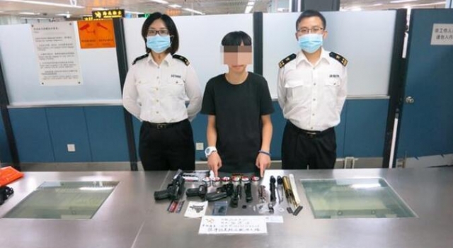 坑闺女！女子欲赚钱 让15岁女儿带枪弹入关被抓