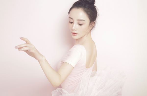 李小璐着芭蕾舞裙粉嫩似少女 身材曼妙舞姿优雅