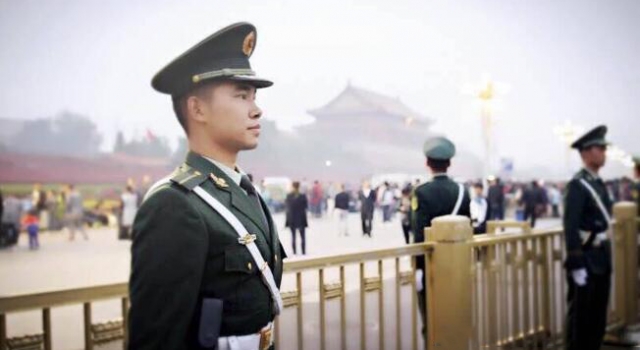 厉害了World菇凉们! 国庆为和兵哥哥合影也很拼