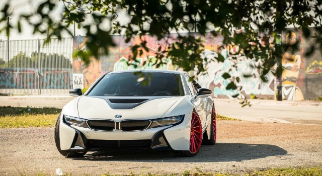 宝马BMW i8改装案例欣赏 一双红色战靴吸睛百分百