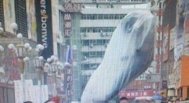 二七广场墙缝女尸 全身发黑还散发出一阵阵恶臭味