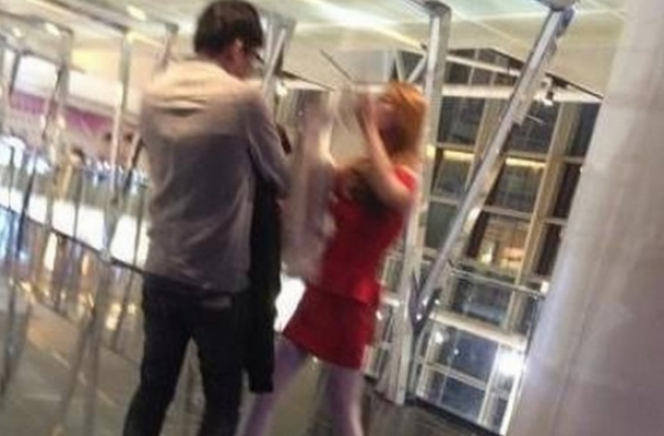 惊呆了!年轻情侣吵架 女子当众脱内衣让男友穿上