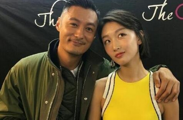 余文乐周冬雨亲密合影 宇宙夫妇再聚发糖