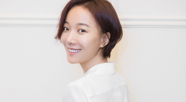 王珞丹为新戏剪短头发 干净利落职场女王范十足