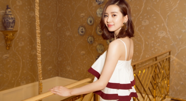 刘诗诗最新美照气质出众 小露香肩温婉迷人