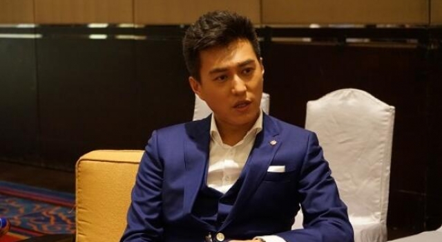 老干部靳东罕见携妻儿外出 一家其乐融融