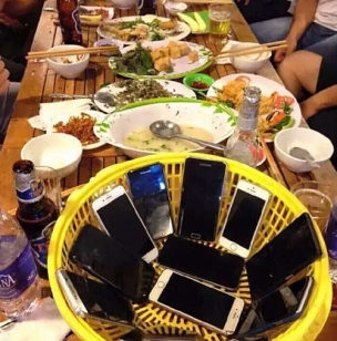 爆笑图片：手机党吃饭就得定这样的规矩