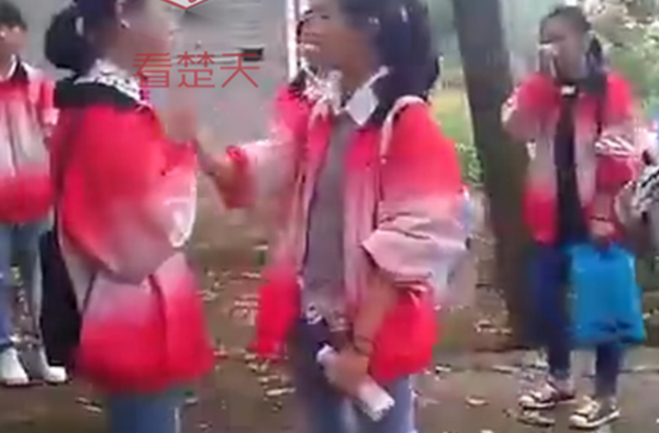 只因为多看了你一眼 初中女生被同学扇10几个耳光