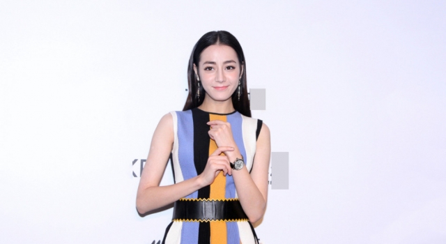 迪丽热巴身材姣好 身着彩色纹裙现场捞金