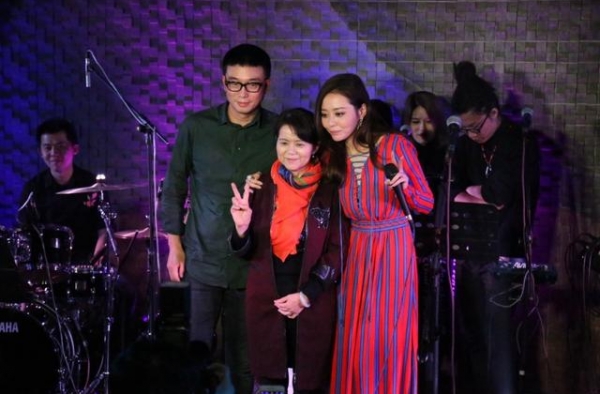 张靓颖妈妈揭和解“真相” 女儿完全被冯柯控制