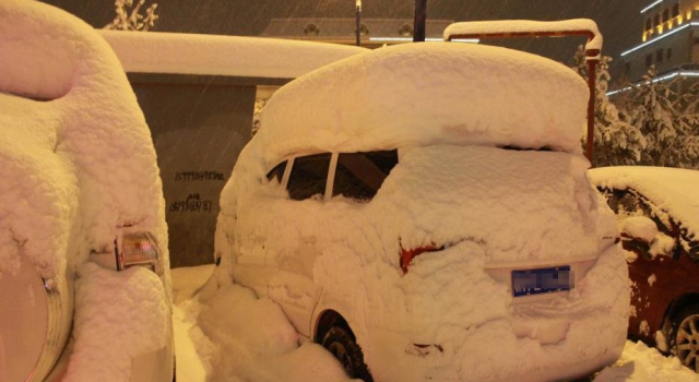 新疆持续大暴雪 航班取消车辆被“雪藏”