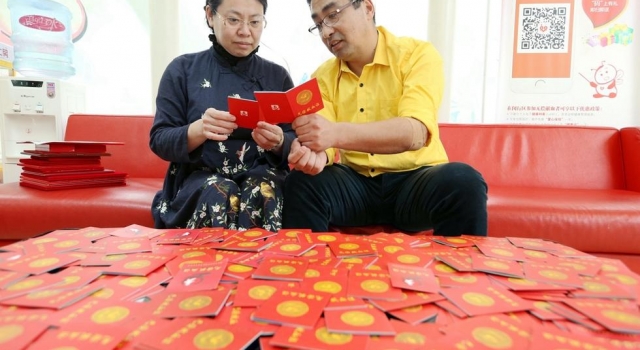 上海出现献血狂人夫妇 十年带动200名爱心人士
