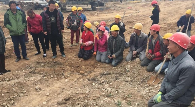 一家人挡停工程 50位农民工下跪求活干：孩子没奶粉