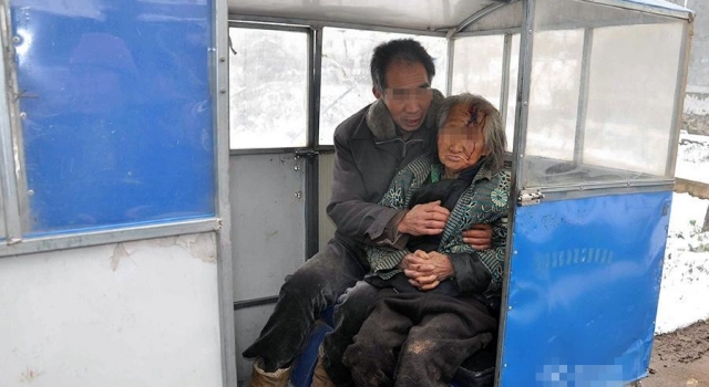 走失老太血流不止在雪地 民警为其烤火穿鞋寻家人