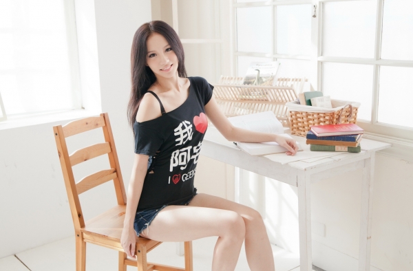 "最美女帝"林采缇承认吸毒 愿自费戒毒治疗