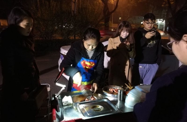 花季少女患上尿毒症 独自卖腊肠维持生命