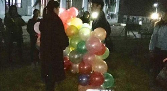 这也行?!大学生告白女神失败 却被围观女孩看上