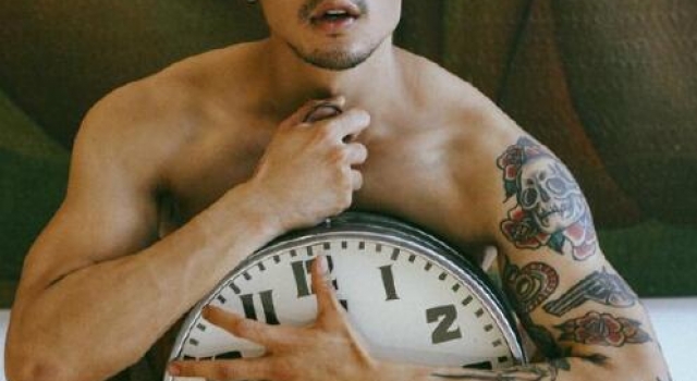 花臂肌肉男艺术写真 展现男人的野性之美