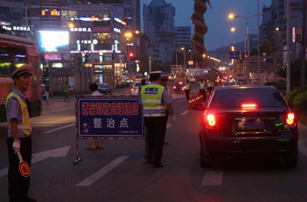 醉酒女乘客不满罚款辱骂交警 连踢交警下体屡屡命中