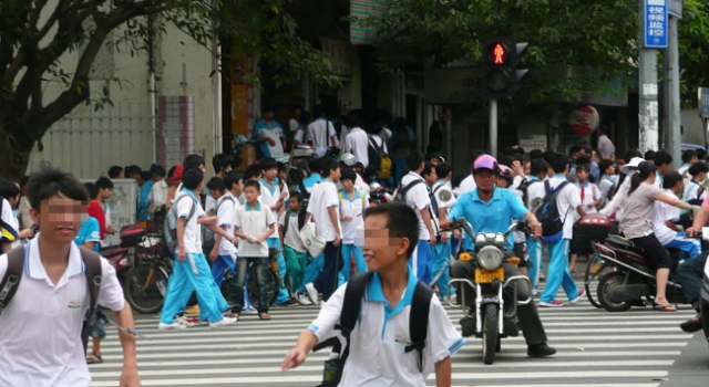 全国交通安全日：厦门交通安全体验馆 学生模拟撞车瞬间