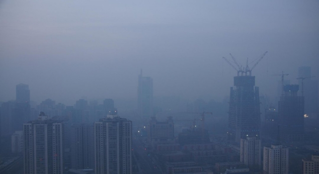北京明日启动空气重污染红色预警 机动车辆单双号限行