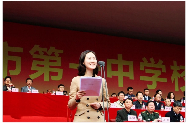 央视秦方凸点上阵引热议 盘点那些年央视主播的糗事