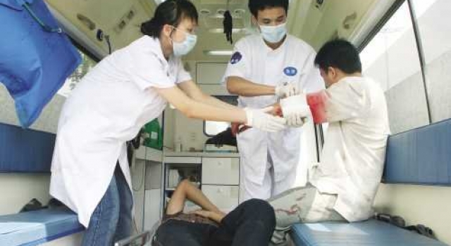 救护车接诊遭醉汉围殴 患者亦追打护士 护士头部缝5针