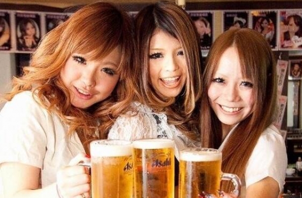 火热花魁日本居酒屋 为吸引男顾客店员着丁字裤