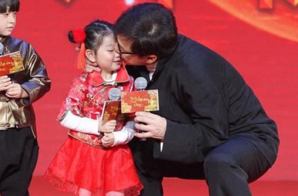 成龙狂吻阿拉蕾 爷爷亲孙女既视感停不下来