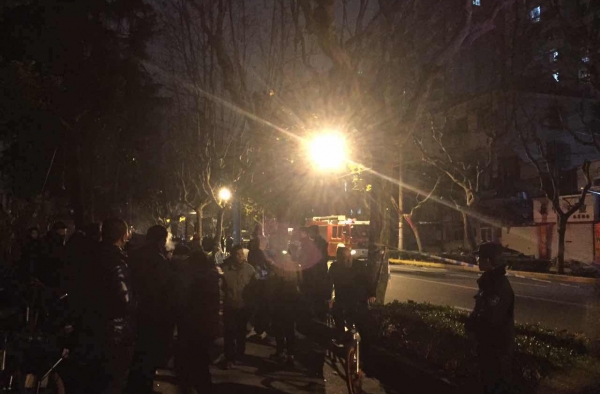 夜间上海居民楼坍塌 大晚上的鸡飞狗跳上演变式地震