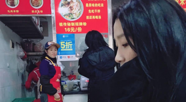 侧面颜值照样美翻天 关晓彤吃路边摊发微博晒照片