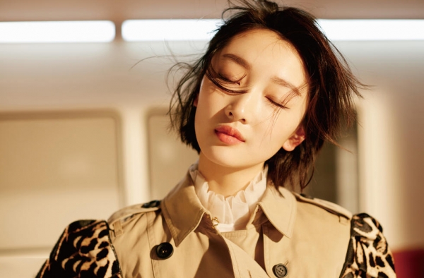 酷girl上线！周冬雨耿直灿笑演绎英伦范儿