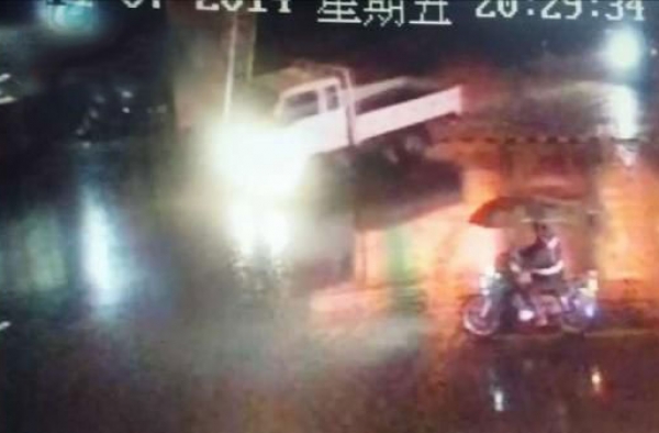 花甲老人夜出遇上车祸 肇事司机没有施救反将其掩埋