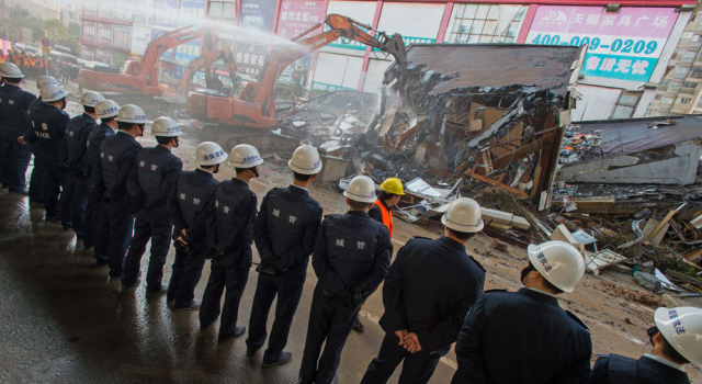 武汉城管强拆违法建筑 排排站隔开围观群众有气势