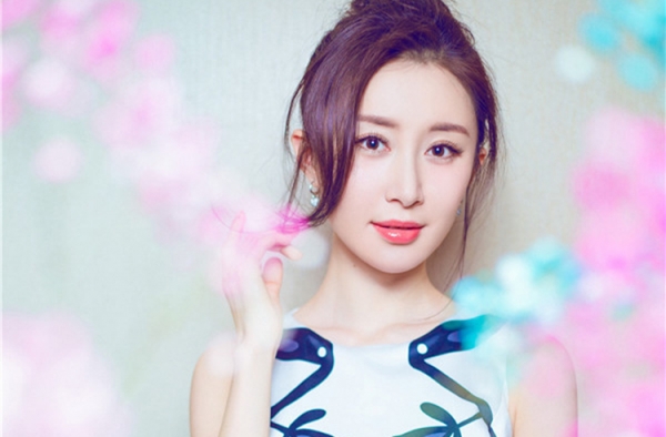 舒畅治愈系写真曝光 丸子头唯美清新魅力灵动
