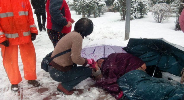 天寒心不寒：七旬老太雪中滑倒 路人脱衣助她取暖