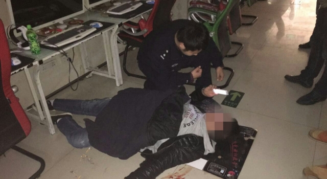 小伙网吧倒地吐血还要玩 一定是和游戏合体后被敌人大伤