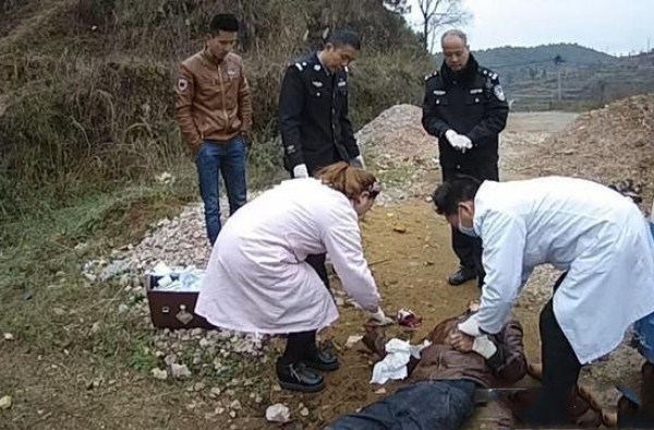 居民垃圾箱内现割腕男子 多种不幸对生活失去信心想自杀