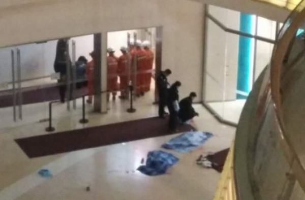 悲剧！天津两儿童商场坠亡 只因家长没抱住？