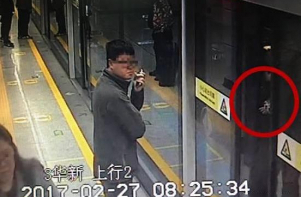 地铁惊魂！深圳男子"抢秒"上了地铁 1岁男童手指却被...