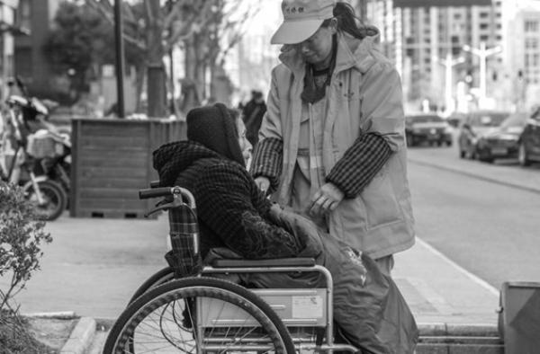 人间自有真情在 怕老人孤单环卫工带脑梗婆婆扫大街