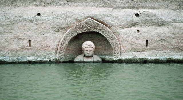 江西水库水位降低 一尊 "佛头"现出水面
