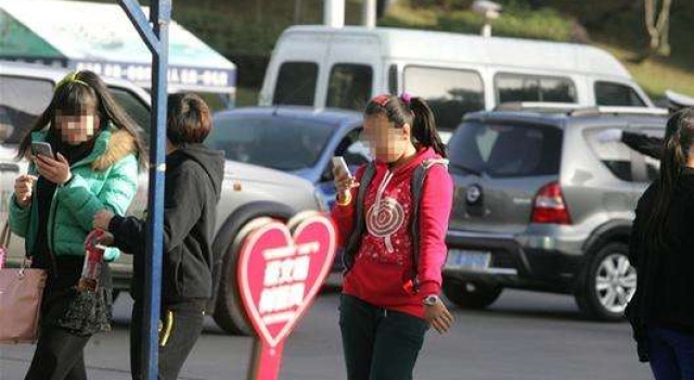 女大学生下楼踩空滚下楼梯满脸是血 都是因为它！