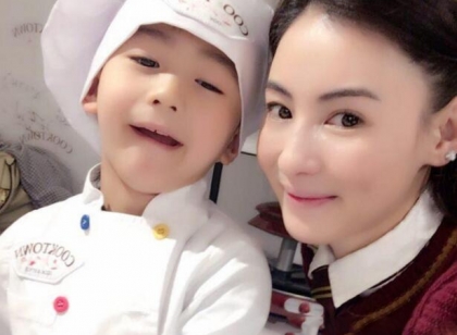 张柏芝儿子学做饼干 呆萌小Q厨师装可爱上线