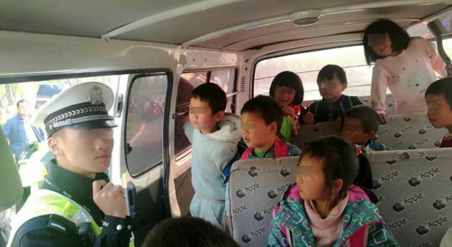 昆明一7人座“黑校车”塞满31名儿童 安全如何保证？