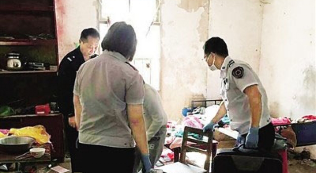 智障女荒屋产子 不知孩子他爹是谁