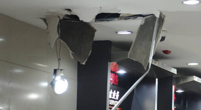 超市天花板藏活人：小偷“从天而降”三次盗走10万香烟